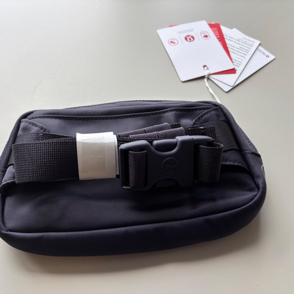 *NEW with tags* Lululemon Team Canada Future Legacy Everywhere Belt Bag - Picture 3 of 5
